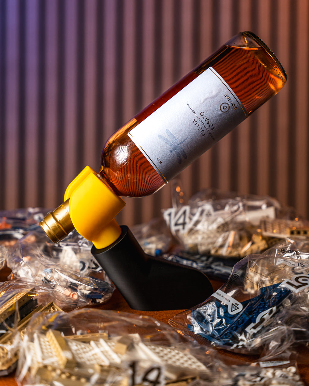 Brick Hand – Schwebender Weinhalter im LEGO®-Stil | 3D-gedrucktes Bar-Deko & witziges Geschenk für Fans