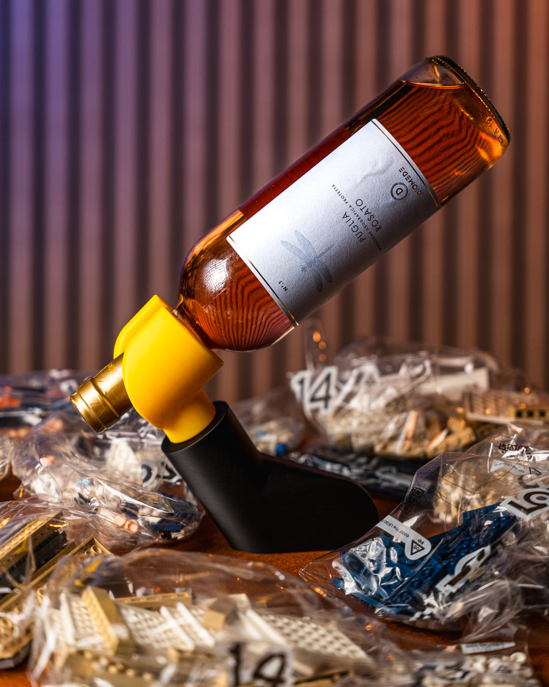 Brick Hand – Schwebender Weinhalter im LEGO®-Stil | 3D-gedrucktes Bar-Deko & witziges Geschenk für Fans