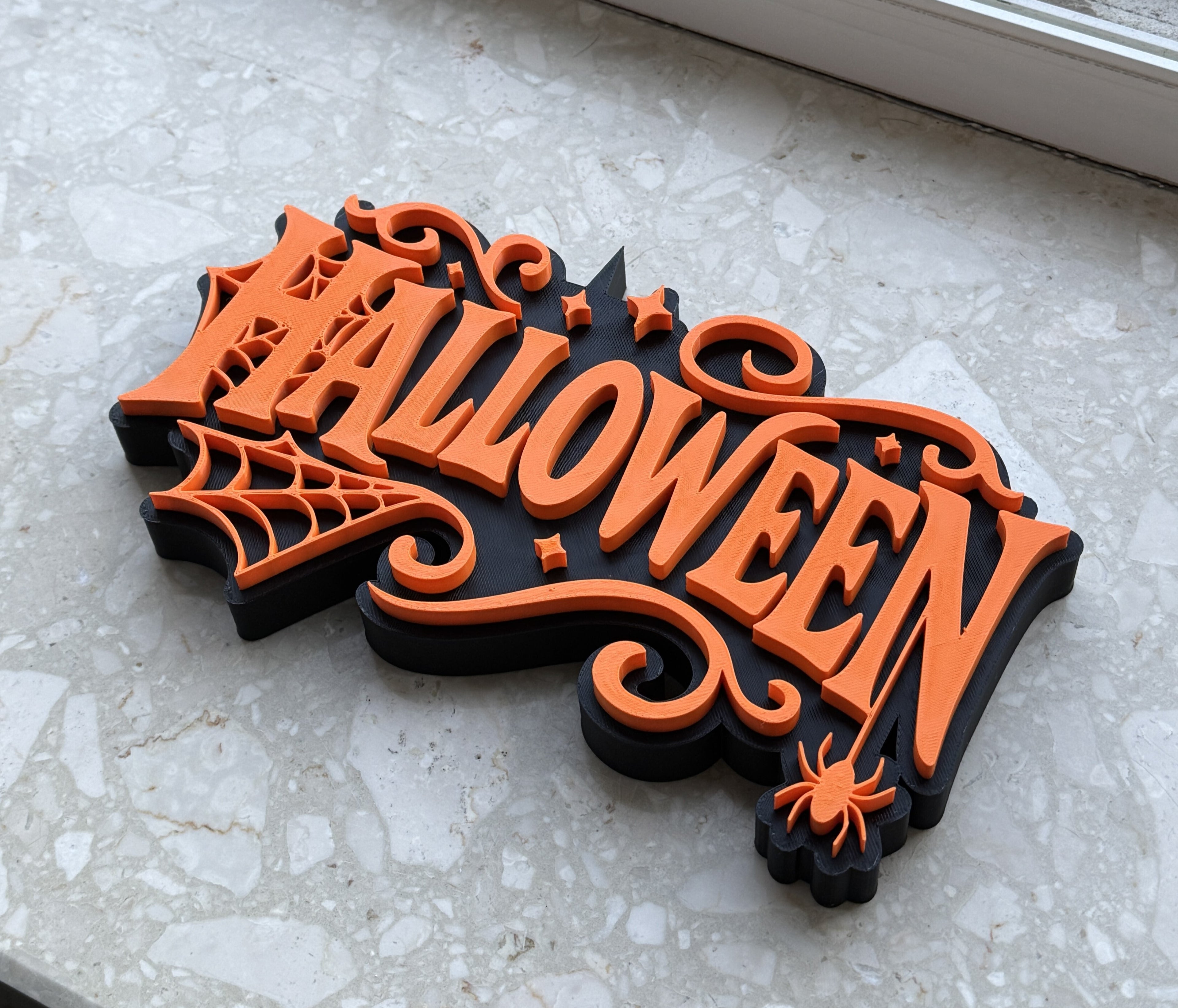 Halloween Schriftzug Deko | 3D gedrucktes Schild in 2 Varianten | Wanddeko mit Fledermäusen, Kürbissen & Spinnennetzen