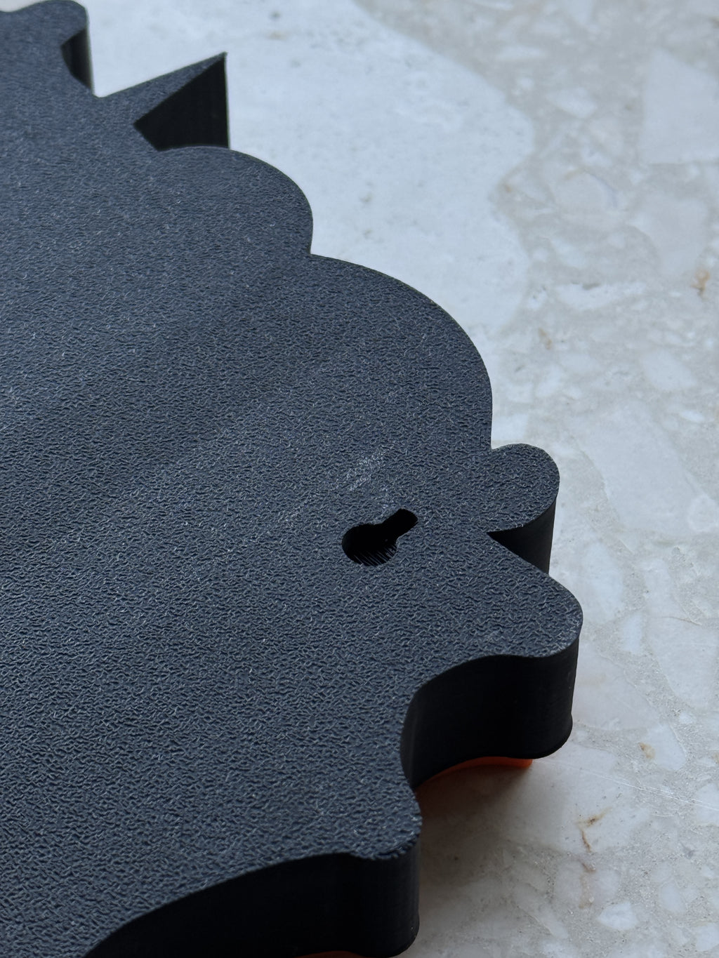 Halloween Schriftzug Deko | 3D gedrucktes Schild in 2 Varianten | Wanddeko mit Fledermäusen, Kürbissen & Spinnennetzen