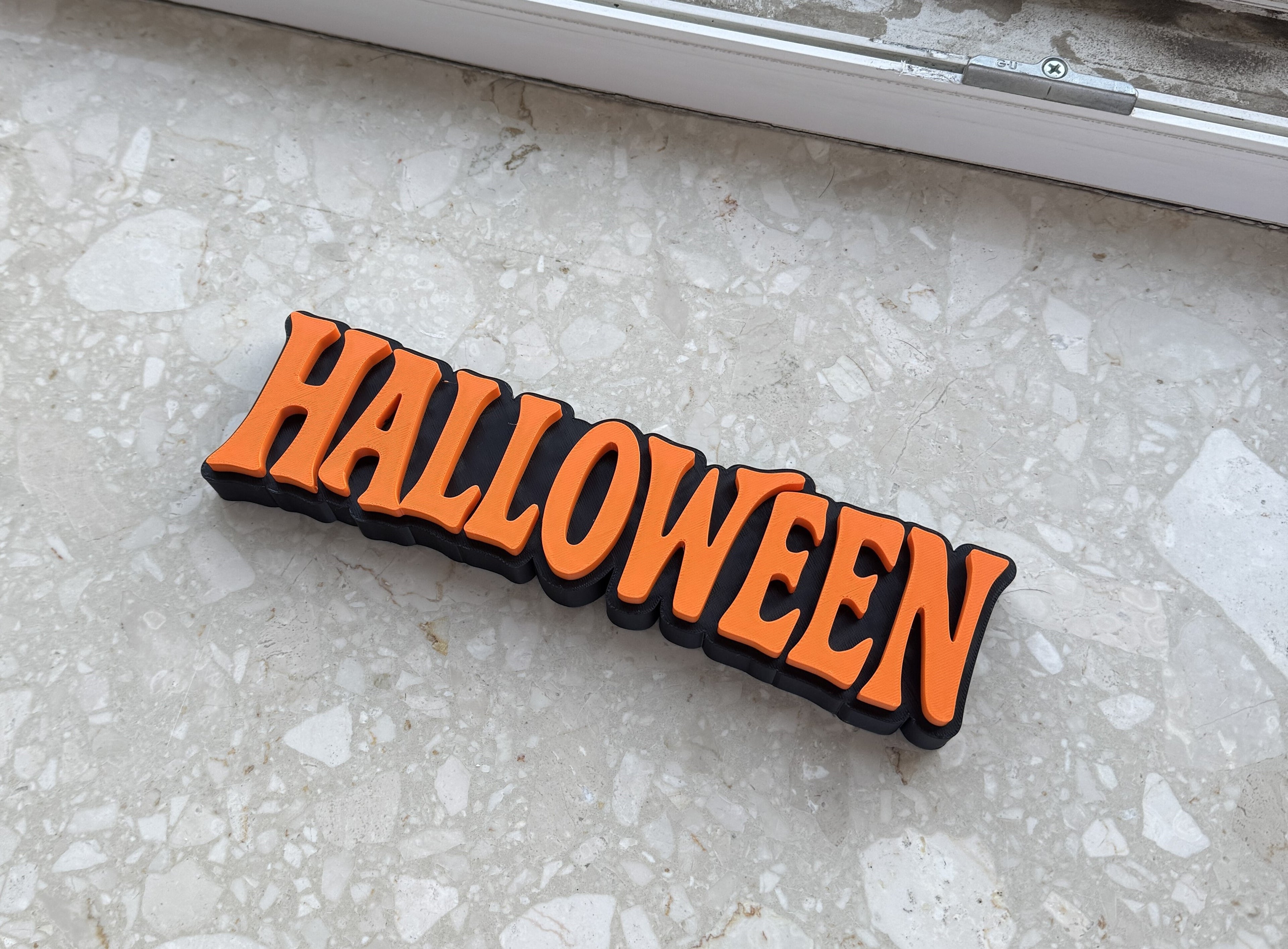 Halloween Schriftzug Deko | 3D gedrucktes Schild in 2 Varianten | Wanddeko mit Fledermäusen, Kürbissen & Spinnennetzen