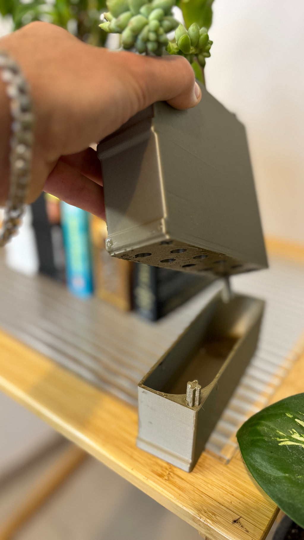 Buchstütze als Pflanztopf in Buchform