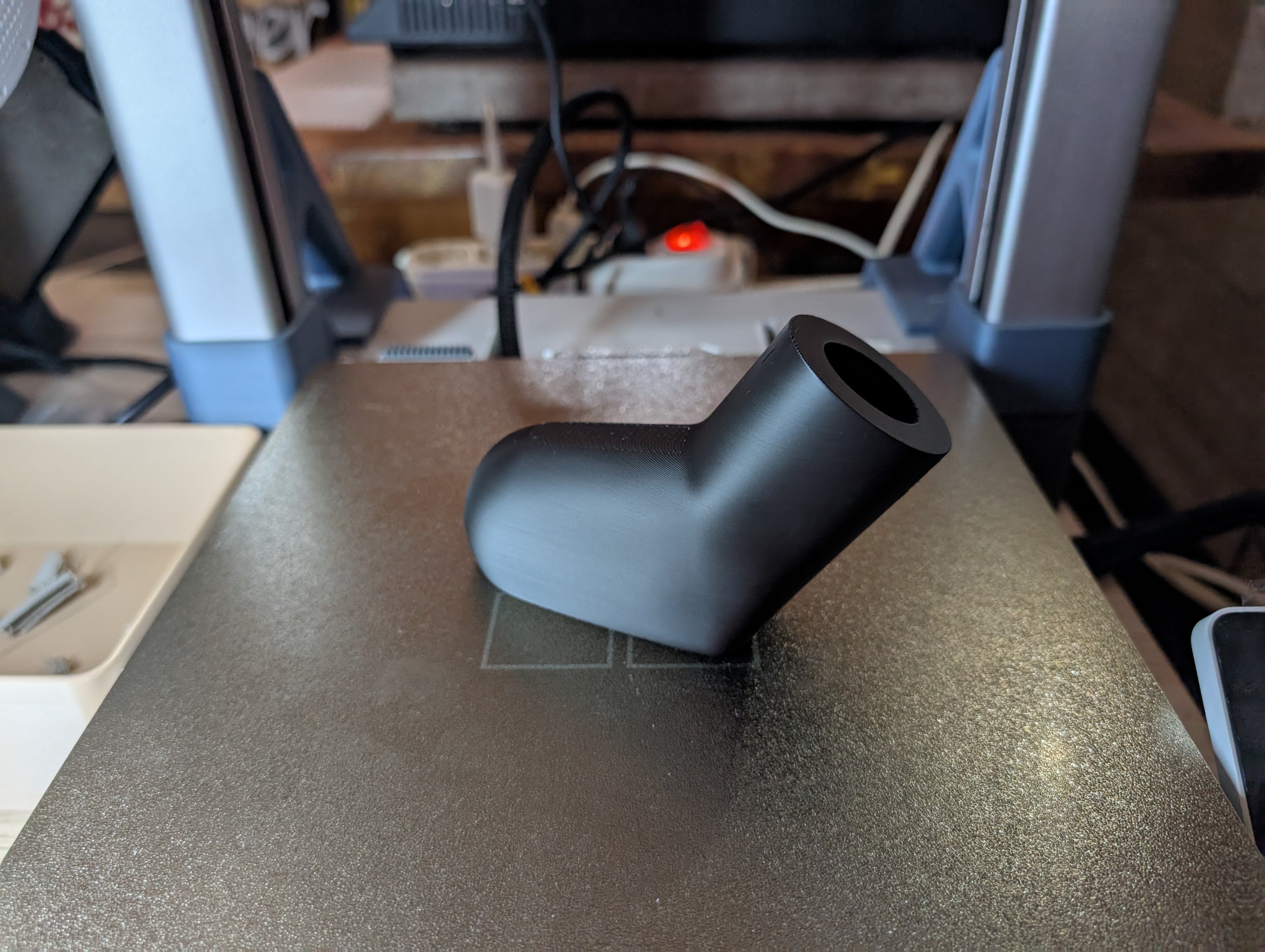 Brick Hand – Schwebender Weinhalter im LEGO®-Stil | 3D-gedrucktes Bar-Deko & witziges Geschenk für Fans