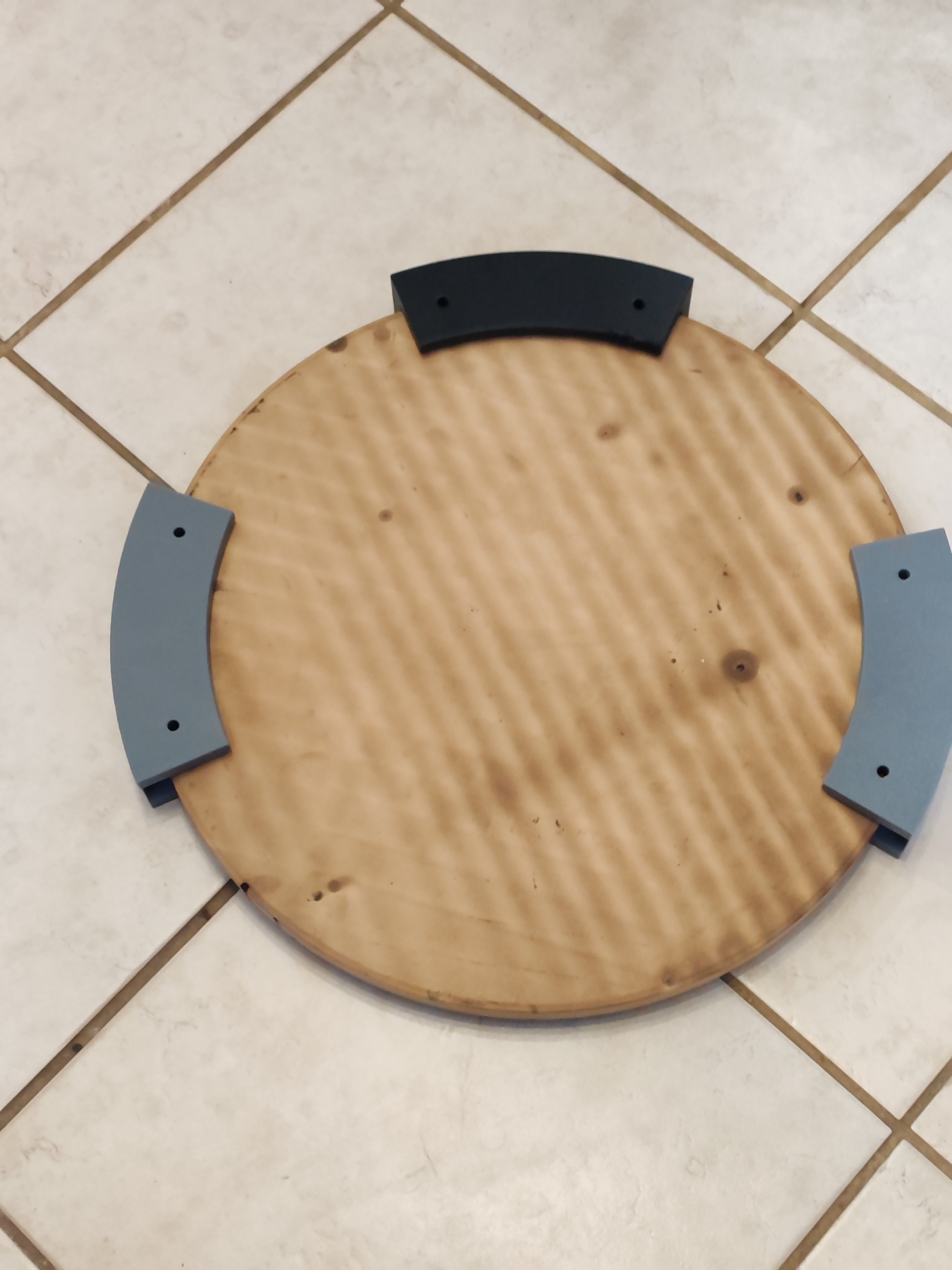 Platzsparender Pizzastein-Halter – Die clevere Unter-Schrank-Aufhängung