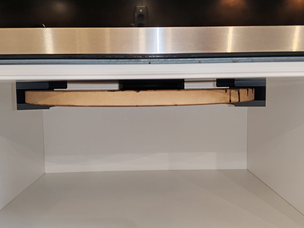 Platzsparender Pizzastein-Halter – Die clevere Unter-Schrank-Aufhängung