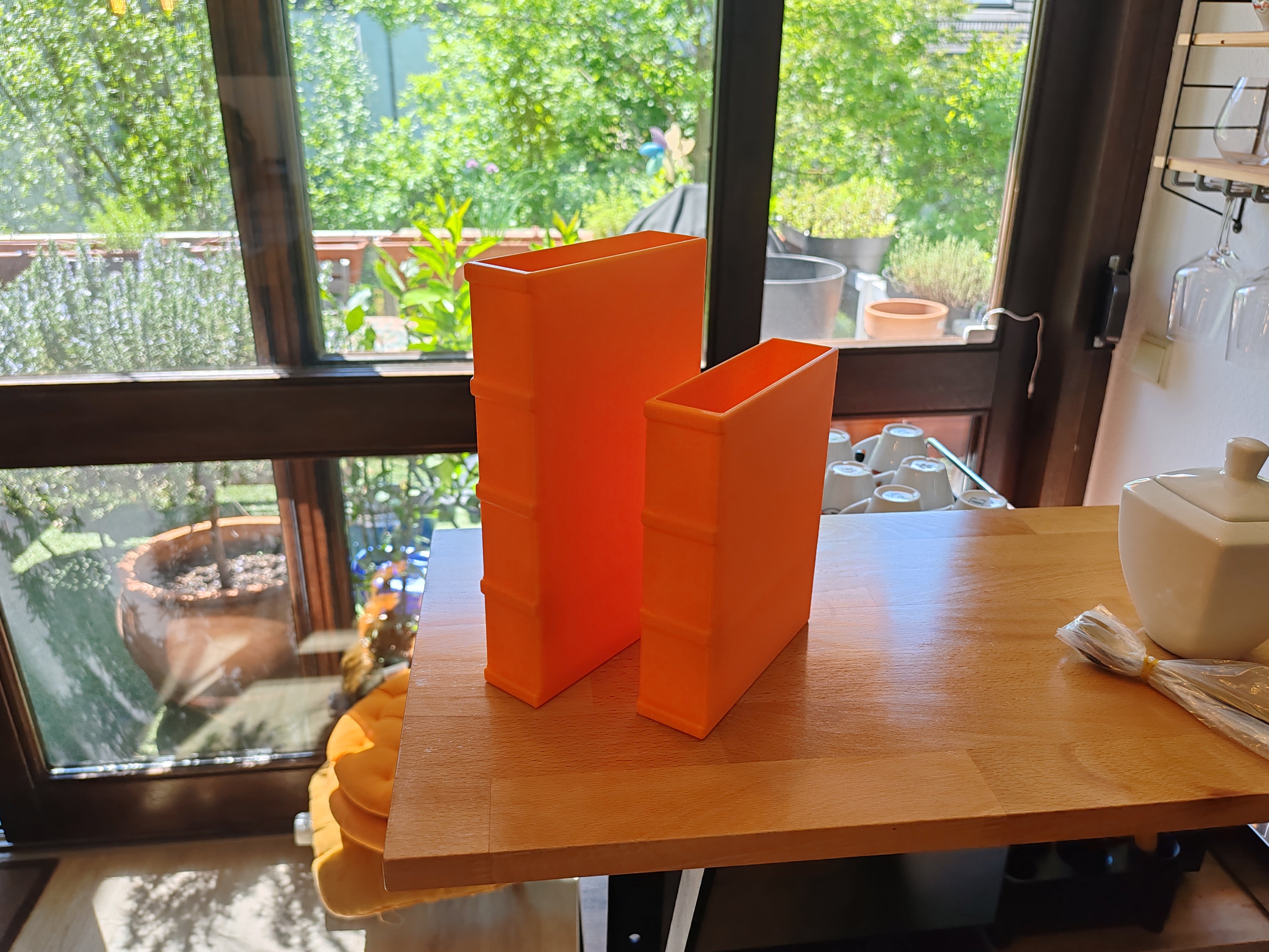 Buchstütze als Pflanztopf in Buchform