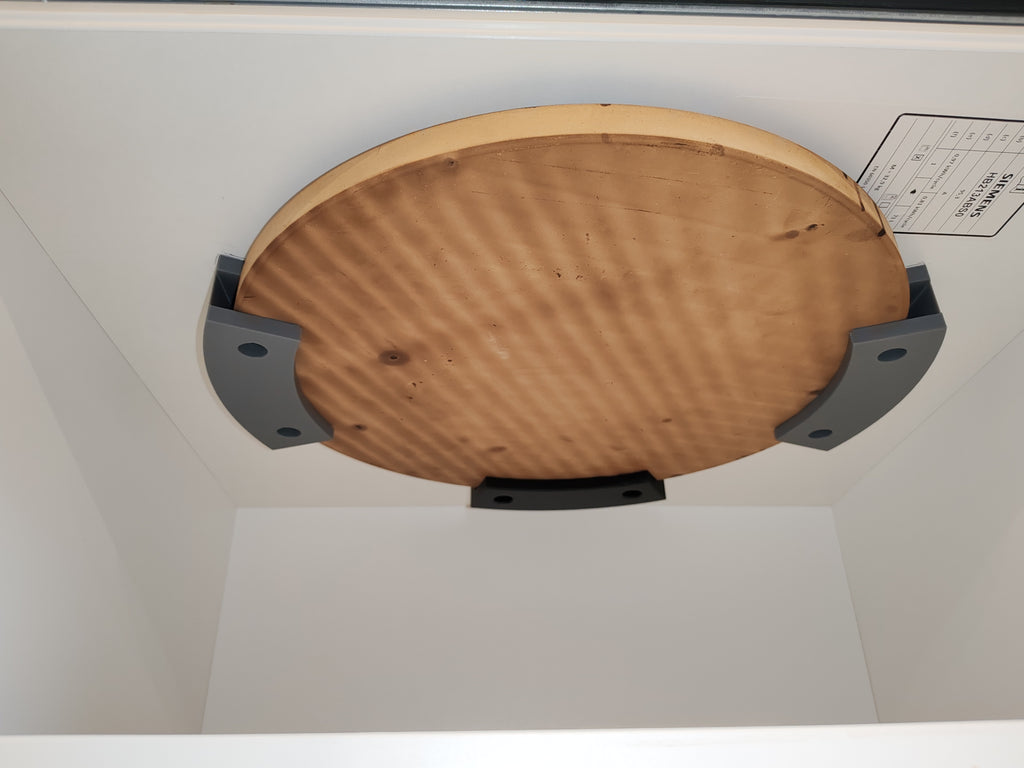 Platzsparender Pizzastein-Halter – Die clevere Unter-Schrank-Aufhängung