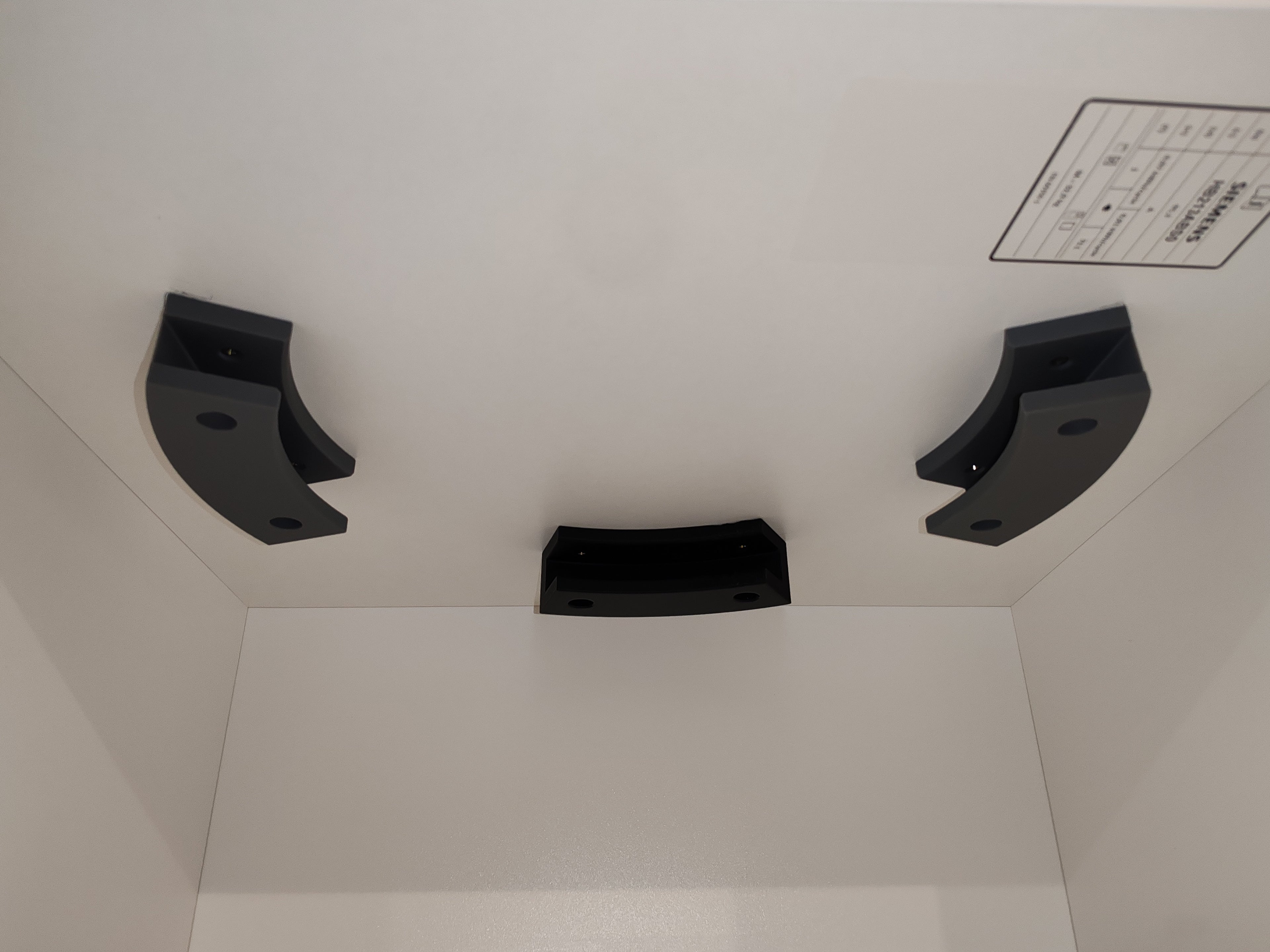 Platzsparender Pizzastein-Halter – Die clevere Unter-Schrank-Aufhängung